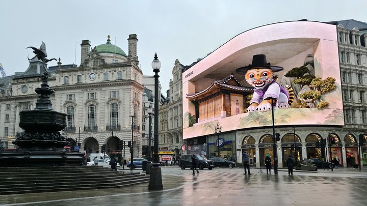 [서울=뉴시스] 삼성전자가 '갤럭시 언팩 2026'을 앞두고 전 세계 14개국 17개 주요 랜드마크에서 새로운 갤럭시 신제품의 갤럭시 AI 기능을 소개하는 3D 옥외광고를 진행하고 있다고 13일 밝혔다.삼성전자는 오는 26일 오전 3시(한국 시간) 미국 샌프란시스코에서 '갤럭시 언팩 2026'을 열고 새로운 갤럭시 S 시리즈를 공개할 예정이다. 사진은 영국 피카딜리(Picaadilly)에서 진행 중인 3D 옥외광고 모습. (사진=삼성전자 제공) 2026.02.13. photo@newsis.com *재판매 및 DB 금지