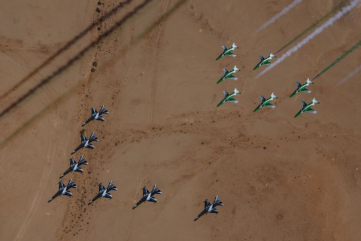 [서울=뉴시스] 공군 특수비행팀 블랙이글스는 지난 8일부터 12일까지(현지 시간) 사우디아라비아에서 열린 세계 방위산업 전시회(WDS 2026)에 참가해 에어쇼를 선보였다. 공군이 중동지역 방산전시회에 참가하는 것은 이번이 처음이다.사진은 지난 10일 진행된 '블랙이글스-사우디 호크스(Saudi Hawks) 우정비행 행사'에서 한국 블랙이글스 T-50B 7대와 사우디 호크스 항공기 7대가 리야드 컨벤션 센터 상공에서 나란히 비행하고 있다. (사진=공군 제공) 2026.02.13. photo@newsis.com *재판매 및 DB 금지