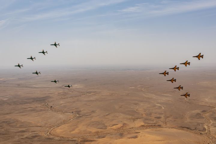 [서울=뉴시스] 공군 특수비행팀 블랙이글스는 지난 8일부터 12일까지(현지 시간) 사우디아라비아에서 열린 세계 방위산업 전시회(WDS 2026)에 참가해 에어쇼를 선보였다. 공군이 중동지역 방산전시회에 참가하는 것은 이번이 처음이다.사진은 지난 10일 진행된 '블랙이글스-사우디 호크스(Saudi Hawks) 우정비행 행사'에서 한국 블랙이글스 T-50B 7대와 사우디 호크스 항공기 7대가 리야드 컨벤션 센터 상공에서 나란히 비행하고 있다. (사진=공군 제공) 2026.02.13. photo@newsis.com *재판매 및 DB 금지