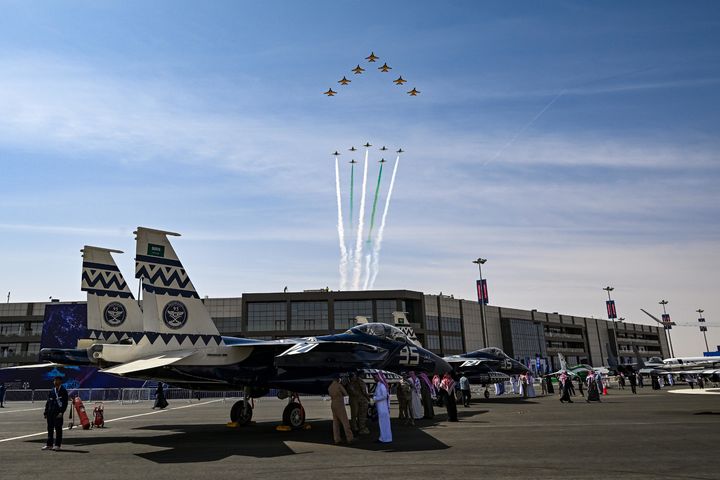 [서울=뉴시스] 공군 특수비행팀 블랙이글스는 지난 8일부터 12일까지(현지 시간) 사우디아라비아에서 열린 세계 방위산업 전시회(WDS 2026)에 참가해 에어쇼를 선보였다. 공군이 중동지역 방산전시회에 참가하는 것은 이번이 처음이다.사진은 지난 10일 진행된 '블랙이글스-사우디 호크스(Saudi Hawks) 우정비행 행사'에서 한국 블랙이글스 T-50B 7대와 사우디 호크스 항공기 7대가 리야드 컨벤션 센터 상공에서 나란히 비행하고 있다. (사진=공군 제공) 2026.02.13. photo@newsis.com *재판매 및 DB 금지