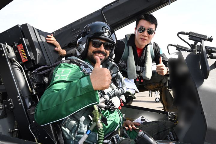 [서울=뉴시스] 공군 특수비행팀 블랙이글스는 지난 8일부터 12일까지(현지 시간) 사우디아라비아에서 열린 세계 방위산업 전시회(WDS 2026)에 참가해 에어쇼를 선보였다. 공군이 중동지역 방산전시회에 참가하는 것은 이번이 처음이다.사진은 지난 10일 진행된 '블랙이글스-사우디 호크스(Saudi Hawks) 우정비행 행사'에서 사우디 호크스 조종사가 한국 블랙이글스 조종사의 안내를 받아 T-50B 항공기에 탑승하고 있다. (사진=공군 제공) 2026.02.13. photo@newsis.com *재판매 및 DB 금지