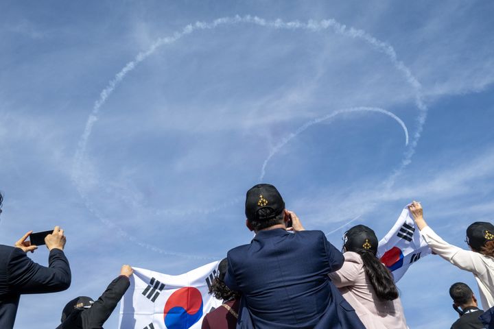 [서울=뉴시스] 공군 특수비행팀 블랙이글스는 지난 8일부터 12일까지(현지 시간) 사우디아라비아에서 열린 세계 방위산업 전시회(WDS 2026)에 참가해 에어쇼를 선보였다. 공군이 중동지역 방산전시회에 참가하는 것은 이번이 처음이다.사진은 지난 9일 한인 교민들이 블랙이글스의 태극 문양 기동을 관람하고 있다. (사진=공군 제공) 2026.02.13. photo@newsis.com *재판매 및 DB 금지