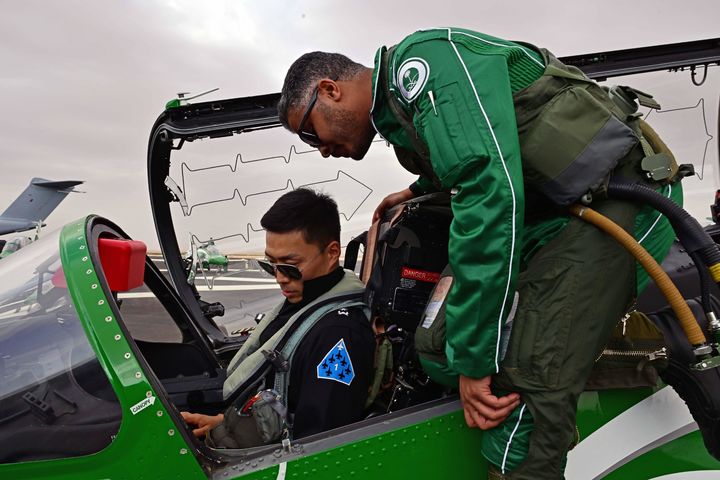 [서울=뉴시스] 공군 특수비행팀 블랙이글스는 지난 8일부터 12일까지(현지 시간) 사우디아라비아에서 열린 세계 방위산업 전시회(WDS 2026)에 참가해 에어쇼를 선보였다. 공군이 중동지역 방산전시회에 참가하는 것은 이번이 처음이다.사진은 지난 7일 진행된 블랙이글스-사우디 호크스(Saudi Hawks) 지상교류 행사에서 공군 블랙이글스의 팀장인 임석훈(왼쪽) 소령이 사우디 호크스 조종사의 도움을 받아 호크스 항공기에 탑승해 설명을 듣고 있다. (사진=공군 제공) 2026.02.13. photo@newsis.com *재판매 및 DB 금지