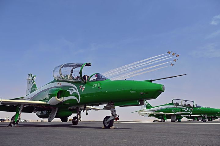 [서울=뉴시스] 공군 특수비행팀 블랙이글스는 지난 8일부터 12일까지(현지 시간) 사우디아라비아에서 열린 세계 방위산업 전시회(WDS 2026)에 참가해 에어쇼를 선보였다. 공군이 중동지역 방산전시회에 참가하는 것은 이번이 처음이다. 사진은 지난 5일 에어쇼를 펼치고 있는 블랙이글스 편대. 지상에 주기되어 있는 녹색 항공기들은 사우디 공군의 특수비행팀 '사우디 호크스(Saudi Hawks)' 항공기다. (사진=공군 제공) 2026.02.13. photo@newsis.com *재판매 및 DB 금지