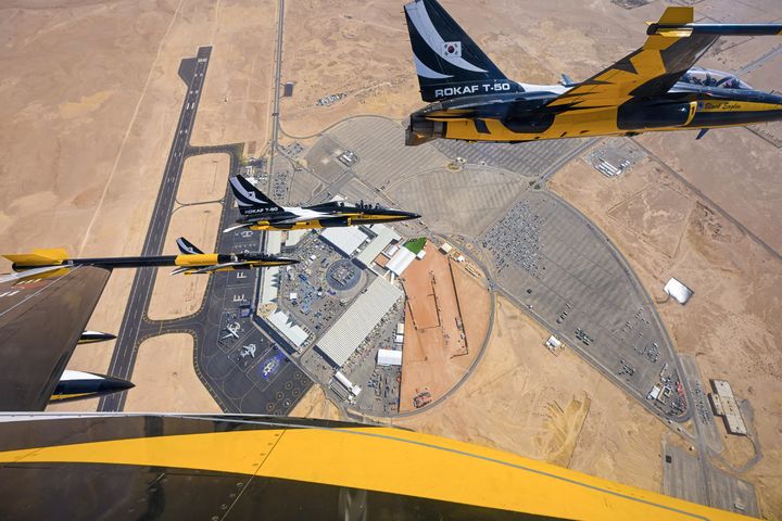 [서울=뉴시스] 공군 특수비행팀 블랙이글스는 지난 8일부터 12일까지(현지 시간) 사우디아라비아에서 열린 세계 방위산업 전시회(WDS 2026)에 참가해 에어쇼를 선보였다. 공군이 중동지역 방산전시회에 참가하는 것은 이번이 처음이다. 사진은 지난 4일 리야드 컨벤션 센터 상공을 비행하고 있는 블랙이글스. (사진=공군 제공) 2026.02.13. photo@newsis.com *재판매 및 DB 금지