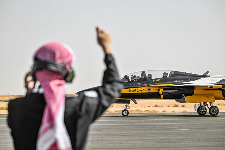 [서울=뉴시스] 공군 특수비행팀 블랙이글스는 지난 8일부터 12일까지(현지 시간) 사우디아라비아에서 열린 세계 방위산업 전시회(WDS 2026)에 참가해 에어쇼를 선보였다. 공군이 중동지역 방산전시회에 참가하는 것은 이번이 처음이다. 사진은 지난 4일 본 행사에 앞서 사전비행을 위해 이륙을 준비하고 있는 블랙이글스. (사진=공군 제공) 2026.02.13. photo@newsis.com *재판매 및 DB 금지