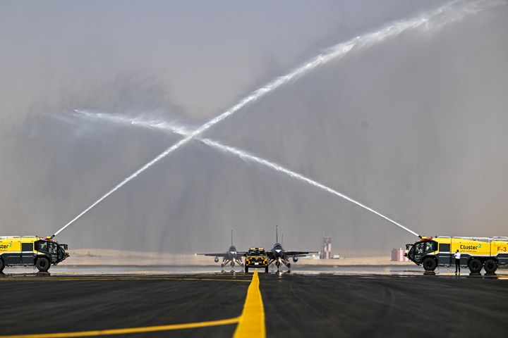 [서울=뉴시스] 공군 특수비행팀 블랙이글스는 지난 8일부터 12일까지(현지 시간) 사우디아라비아에서 열린 세계 방위산업 전시회(WDS 2026)에 참가해 에어쇼를 선보였다. 공군이 중동지역 방산전시회에 참가하는 것은 이번이 처음이다. 사진은 지난 2일 블랙이글스의 사우디 방문을 환영하는 의미로 T-50B 항공기에 물줄기를 뿌리는 '워터 살루트(Water Salute)' 세리머니가 진행되고 있다. (사진=공군 제공) 2026.02.13. photo@newsis.com *재판매 및 DB 금지