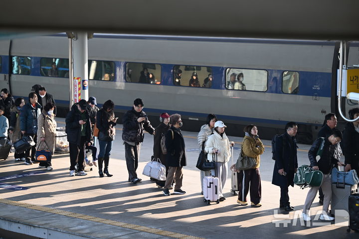 [광주=뉴시스] 이현행 기자 = 설 명절 연휴를 하루 앞둔 13일 오전 광주 광산구 광주송정역이 귀성객으로 붐비고 있다. 2026.02.13. lhh@newsis.com