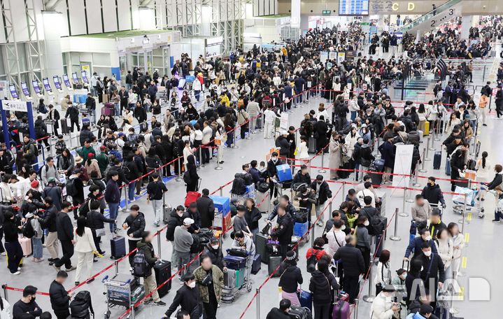  [부산=뉴시스] 하경민 기자 = 설 연휴를 하루 앞둔 13일 부산 강서구 김해국제공항 국제선 청사에서 해외로 떠나는 여행객들이 길게 줄지어 출국 수속을 하고 있다.&nbsp; 김해공항 국제선 이용객은 13~18일 24만여 명, 하루 평균 4만여 명으로 추산됐다. 2026.02.13. yulnetphoto@newsis.com