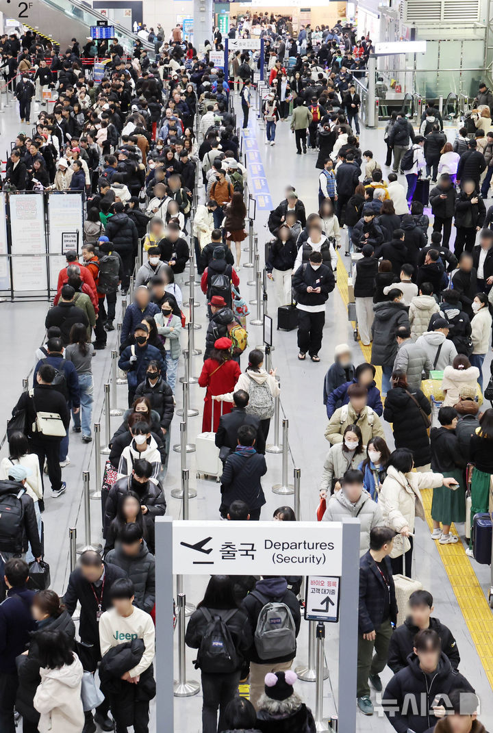  [부산=뉴시스] 하경민 기자 = 설 연휴를 하루 앞둔 13일 부산 강서구 김해국제공항 국제선 청사에서 해외로 떠나는 여행객들이 길게 줄지어 출국 수속을 하고 있다.&nbsp; 김해공항 국제선 이용객은 13~18일 24만여 명, 하루 평균 4만여 명으로 추산됐다. 2026.02.13. yulnetphoto@newsis.com