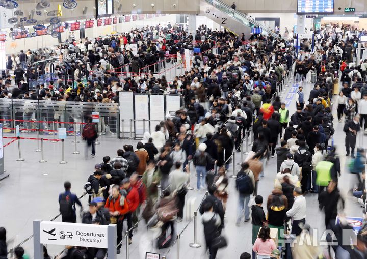  [부산=뉴시스] 하경민 기자 = 설 연휴를 하루 앞둔 13일 부산 강서구 김해국제공항 국제선 청사에서 해외로 떠나는 여행객들이 길게 줄지어 출국 수속을 하고 있다.&nbsp; 김해공항 국제선 이용객은 13~18일 24만여 명, 하루 평균 4만여 명으로 추산됐다. 2026.02.13. yulnetphoto@newsis.com