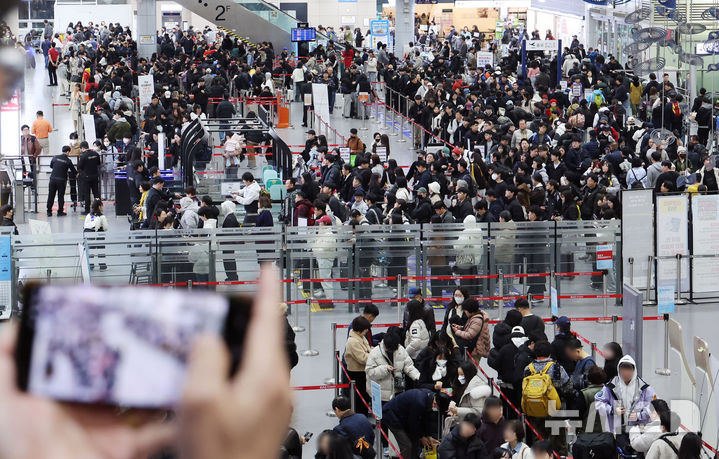  [부산=뉴시스] 하경민 기자 = 설 연휴를 하루 앞둔 13일 부산 강서구 김해국제공항 국제선 청사에서 해외로 떠나는 여행객들이 길게 줄지어 출국 수속을 하고 있다.&nbsp; 김해공항 국제선 이용객은 13~18일 24만여 명, 하루 평균 4만여 명으로 추산됐다. 2026.02.13. yulnetphoto@newsis.com
