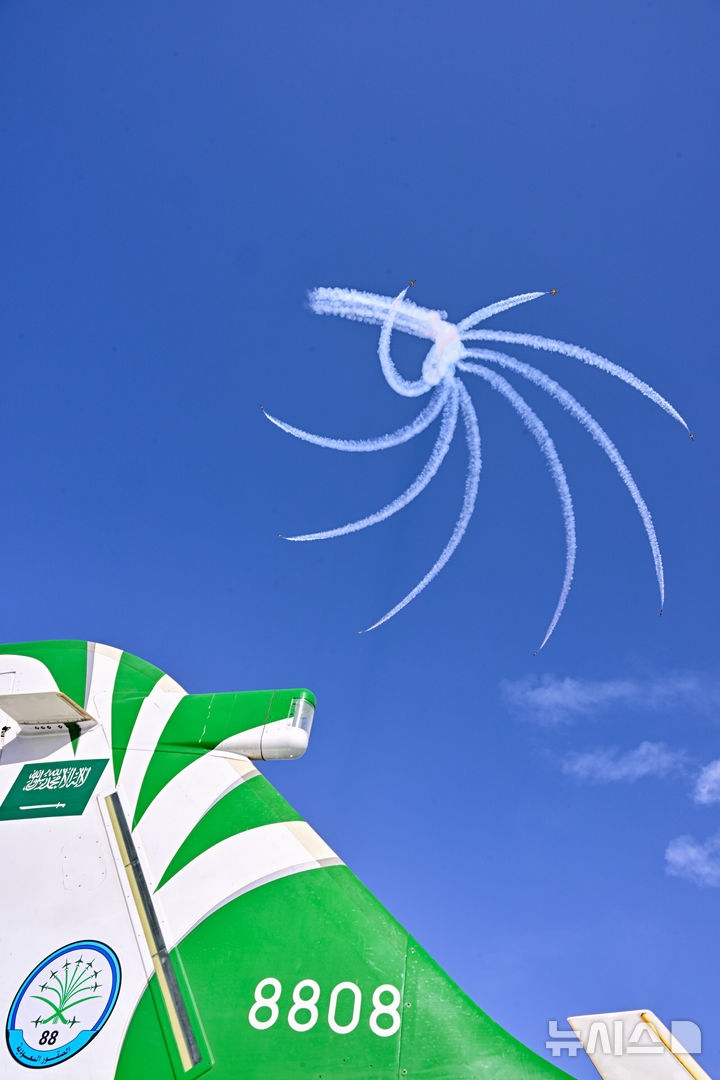 [서울=뉴시스] 공군 특수비행팀 블랙이글스는 지난 8일부터 12일까지(현지 시간) 사우디아라비아에서 열린 세계 방위산업 전시회(WDS 2026)에 참가해 에어쇼를 선보였다. 공군이 중동지역 방산전시회에 참가하는 것은 이번이 처음이다.사진은 지난 5일 토네이도 기동을 선보이며 착륙을 준비하고 있는 블랙이글스. (사진=공군 제공) 2026.02.13. photo@newsis.com *재판매 및 DB 금지