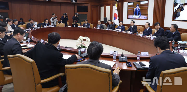[서울=뉴시스] 추상철 기자 = 윤창렬 국무조정실장이 13일 오전 서울 종로구 정부서울청사에서 열린 마약류대책협의회에서 발언하고 있다. 2026.02.13. scchoo@newsis.com
