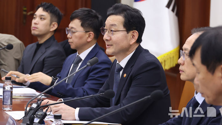 [서울=뉴시스] 추상철 기자 = 윤창렬 국무조정실장이 13일 오전 서울 종로구 정부서울청사에서 열린 마약류대책협의회에서 발언하고 있다. 2026.02.13. scchoo@newsis.com