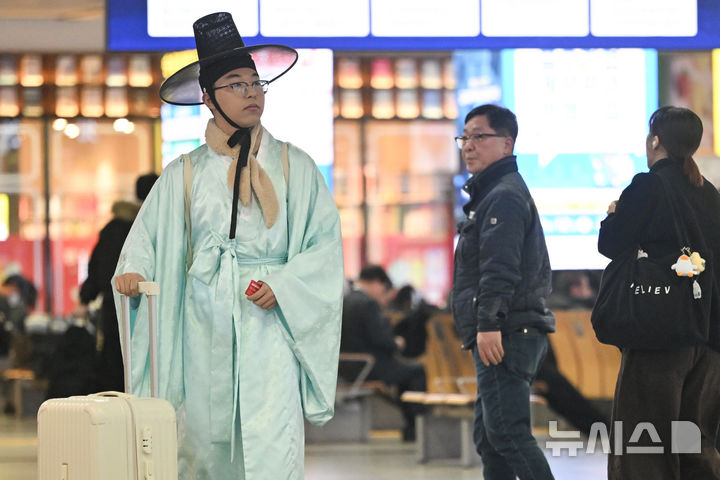 [광주=뉴시스] 이영주 기자 = 설 연휴를 하루 앞둔 13일 오전 광주 서구 유·스퀘어종합버스터미널에서 한복을 차려입은 한 시민이 귀성길 버스를 기다리고 있다. 2026.02.13. leeyj2578@newsis.com
