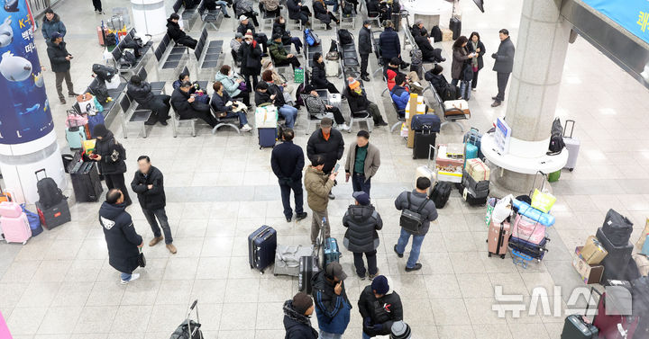 [인천=뉴시스] 전진환 기자 = 서해상의 짙은 안개로 백령도, 연평도행 여객선이 운항대기된 13일 오전 인천 중구 인천항 연안여객터미널에서 설을 앞두고 고향으로 가는 귀성객들이 운항재개를 기다리고 있다. 2026.02.13. amin2@newsis.com