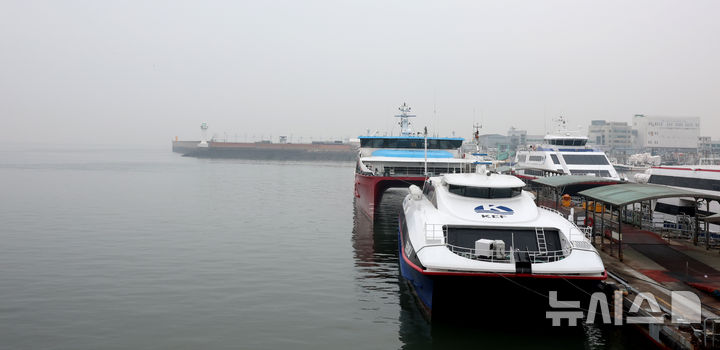[인천=뉴시스] 전진환 기자 = 서해상의 짙은 안개로 백령도, 연평도행 여객선이 운항대기된 지난 13일 오전 인천 중구 인천항 연안여객터미널 부두에 여객선이 정박해 있다. 2026.02.13. amin2@newsis.com