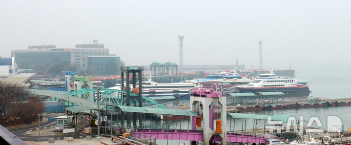 [인천=뉴시스] 전진환 기자 = 서해상의 짙은 안개로 백령도, 연평도 행 여객선이 운항대기된 13일 오전 인천 중구 인천항 연안여객터미널 부두에 여객선이 정박해 있다. 2026.02.13. amin2@newsis.com