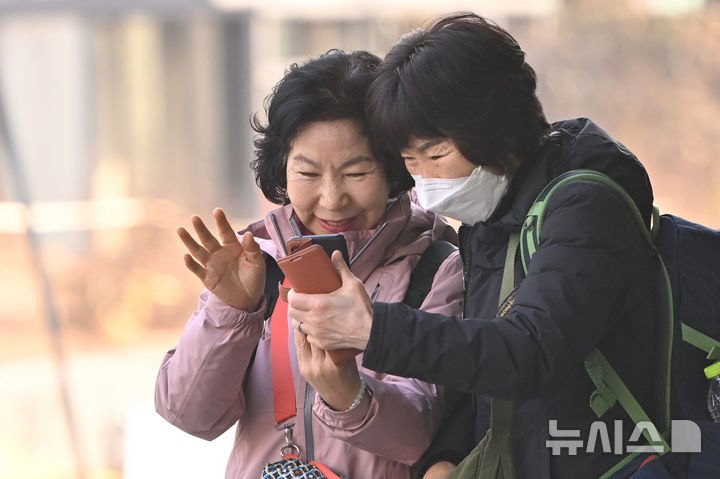 [광주=뉴시스] 이영주 기자 = 설 연휴를 하루 앞둔 13일 오전 광주 서구 유·스퀘어종합버스터미널에서 귀성길에 오른 시민들이 영상통화하며 웃고 있다.2026.02.13. leeyj2578@newsis.com