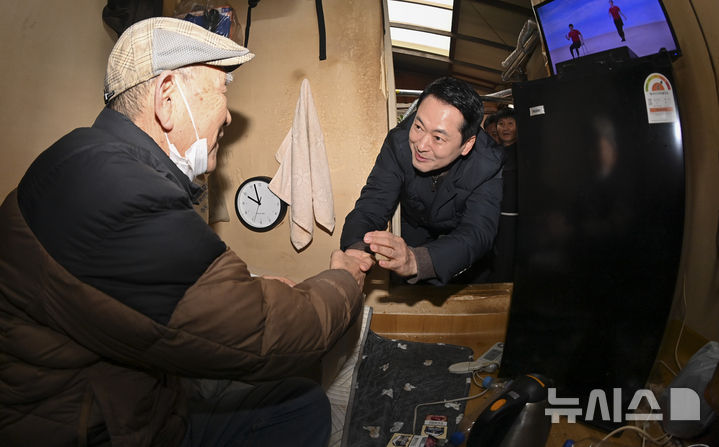 [서울=뉴시스] 권창회 기자 = 장동혁 국민의힘 대표가 13일 오전 서울 중구 쪽방촌을 찾아 주민에게 설맞이 선물을 전달하고 있다. (공동취재) 2026.02.13. photo@newsis.com