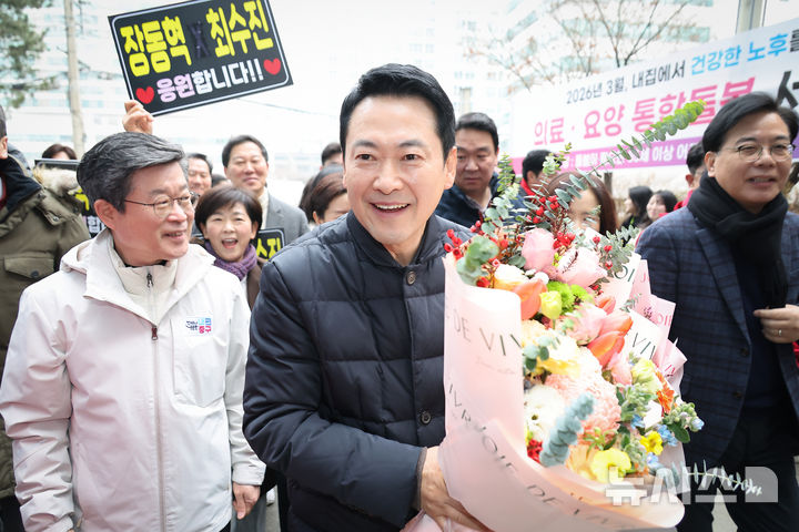 [서울=뉴시스] 권창회 기자 = 장동혁 국민의힘 대표와 송언석 원내대표가 13일 오전 서울 중구 중림종합사회복지관에서 설맞이 봉사활동을 하기 위해 이동하며 지지자들과 인사를 하고 있다. (공동취재) 2026.02.13. photo@newsis.com