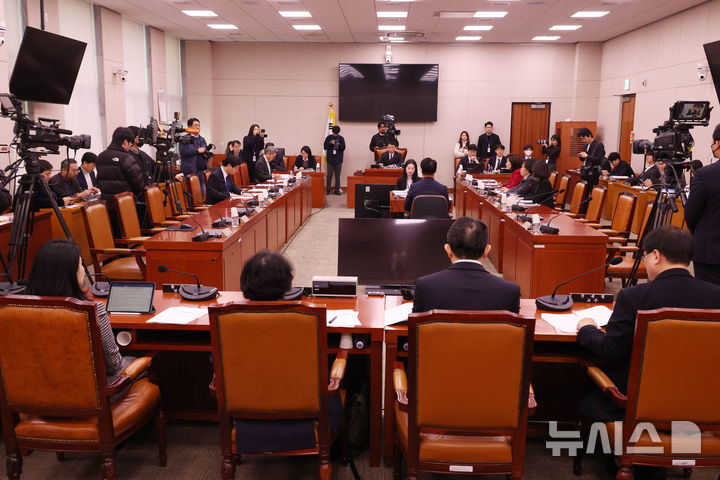 [서울=뉴시스] 조성봉 기자 = 나경원 국민의힘 의원이 13일 오전 서울 여의도 국회 법제사법위원회 법안심사1소위원회에서 상법개정안 관련 공청회가 열리고 있다. 2026.02.13. suncho21@newsis.com