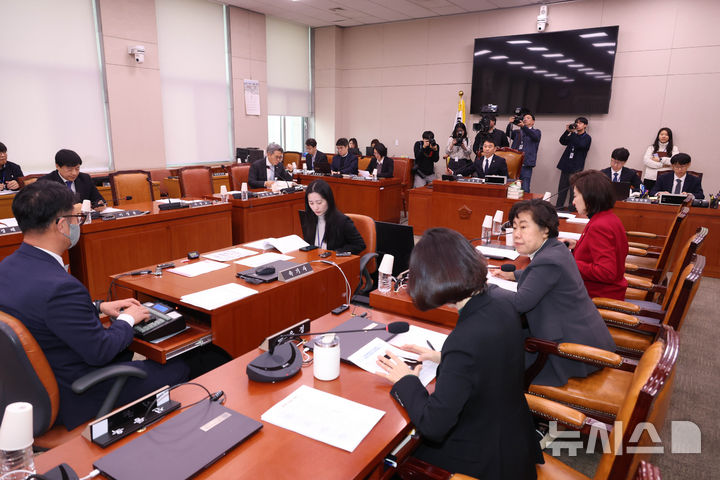 [서울=뉴시스] 조성봉 기자 = 김용민 국회 법사위 법안심사1소위원장이 13일 오전 서울 여의도 국회 법제사법위원회 법안심사1소위원회에서 열린 상법개정안 관련 공청회에서 의사봉을 두드리고 있다. 2026.02.13. suncho21@newsis.com