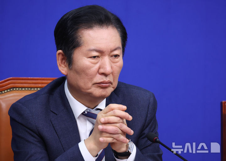 [서울=뉴시스] 조성봉 기자 = 정청래 더불어민주당 대표가 13일 오전 서울 여의도 국회에서 열린 최고위원회의에서 잠시 생각에 잠겨있다. 2026.02.13. suncho21@newsis.com