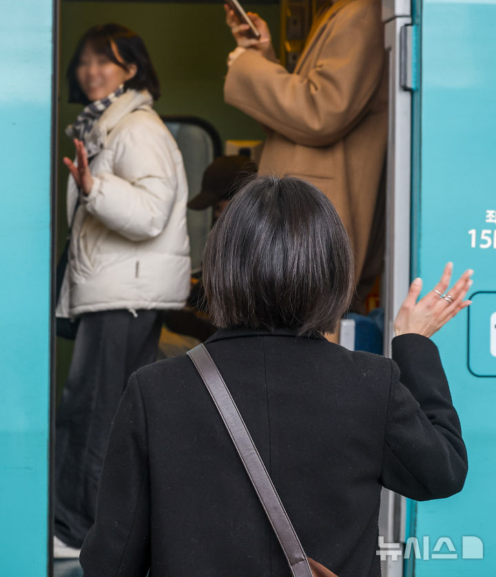 [서울=뉴시스] 정병혁 기자 = 설 명절 연휴를 앞둔 13일 서울 용산구 서울역에서 귀성객들이 인사를 나누고 있다. 2026.02.13. jhope@newsis.com