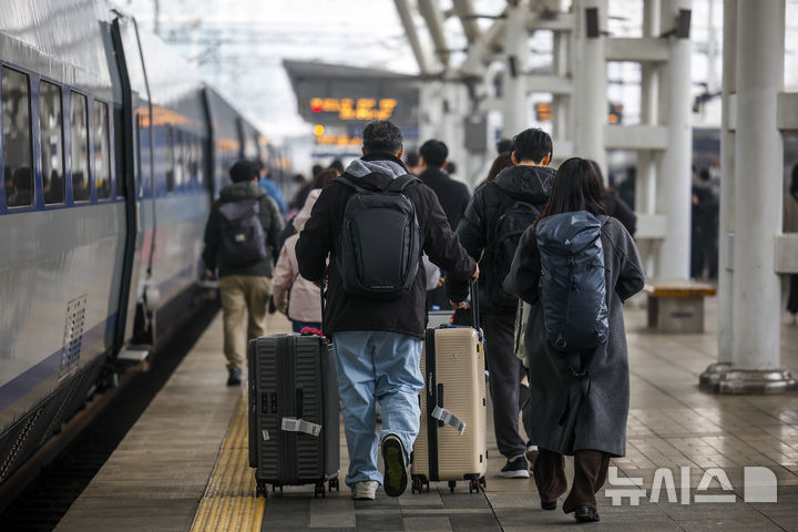"가자마자 부모님 밥부터"…설 하루 앞둔 서울역·버스터미널 '북적'