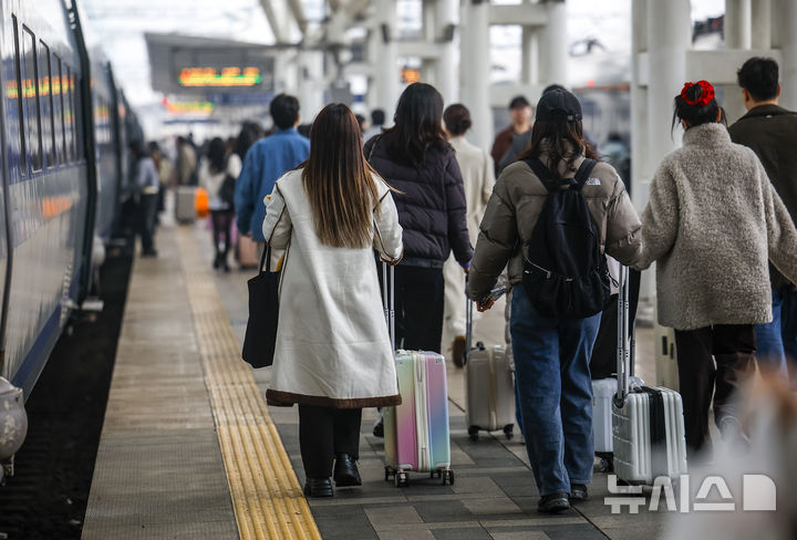 [서울=뉴시스] 정병혁 기자 = 설 명절 연휴를 앞둔 13일 서울 용산구 서울역에서 귀성객들이 열차를 타기 위해 이동하고 있다. 2026.02.13. jhope@newsis.com