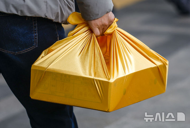 [서울=뉴시스] 정병혁 기자 = 설 명절 연휴를 앞둔 13일 서울 용산구 서울역에서 귀성객이 선물을 들고 열차로 향하고 있다. 2026.02.13. jhope@newsis.com