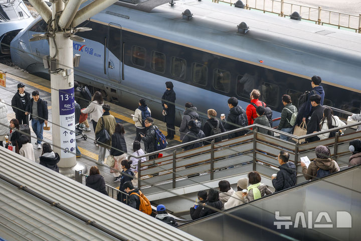 [서울=뉴시스] 정병혁 기자 = 설 명절 연휴를 앞둔 13일 서울 용산구 서울역에서 귀성객들이 열차를 타기 위해 이동하고 있다. 2026.02.13. jhope@newsis.com