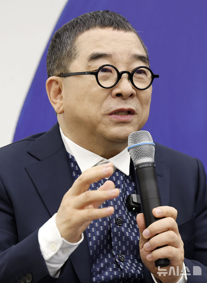 [서울=뉴시스] 김혜진 기자 = 가수 김수철이 13일 서울 서초구 예술의전당 한가람미술관에서 열린 '소리그림' 50년 작업 첫 공개 기자간담회에서 인사말을 하고 있다. 2026.02.13. jini@newsis.com