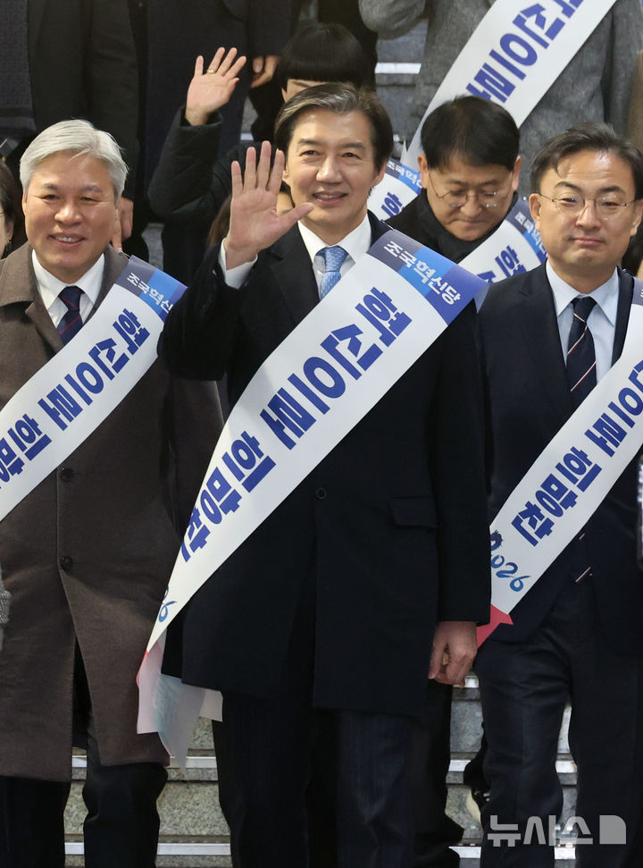 [서울=뉴시스] 김금보 기자 = 조국 조국혁신당 대표가 13일 오전 서울 용산구 용산역에서 귀성객들에게 명절 인사를 하고 있다. 2026.02.13. kgb@newsis.com