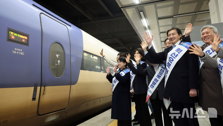 [서울=뉴시스] 김금보 기자 = 조국 조국혁신당 대표가 13일 오전 서울 용산구 용산역에서 설 명절 귀성 열차를 향해 손을 흔들고 있다. 2026.02.13. kgb@newsis.com