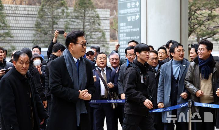 [서울=뉴시스] 최진석 기자 = 송영길 소나무당 대표가 13일 서울 서초구 서울고등법원에서 열린 '더불어민주당 전당대회 돈봉투' 의혹 관련 항소심 선고기일에 출석하고 있다. 2026.02.13. myjs@newsis.com