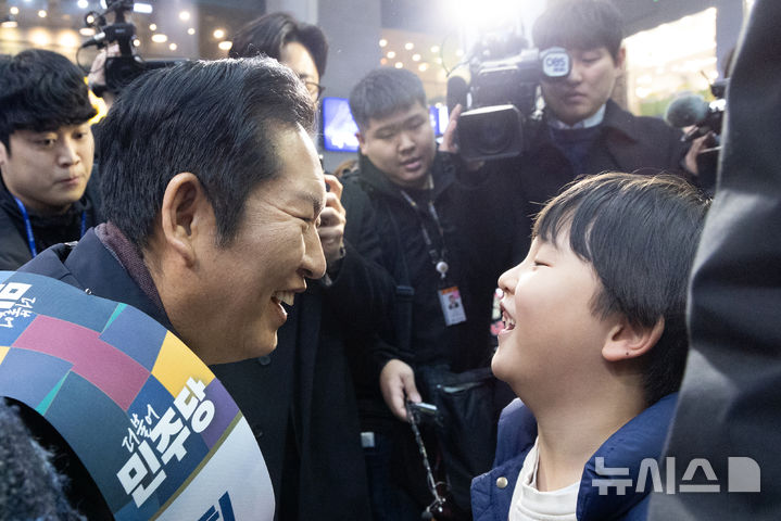 [서울=뉴시스] 김금보 기자= 정청래 더불어민주당 대표가 13일 서울 용산역에서 설 귀성객 인사를 하며 아이와 눈을 맞추고 있다.(공동취재) 2026.02.13. photo@newsis.com