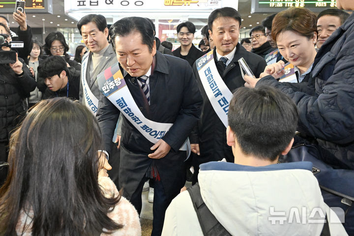 [t서울=뉴시스] 김금보 기자= 정청래 더불어민주당 대표와 한병도 원내대표 등 당 지도부가 13일 서울 용산역에 귀성인사차 방문해 시민들과 인사를 하고 있다. (공동취재) 2026.02.13. photo@newsis.com