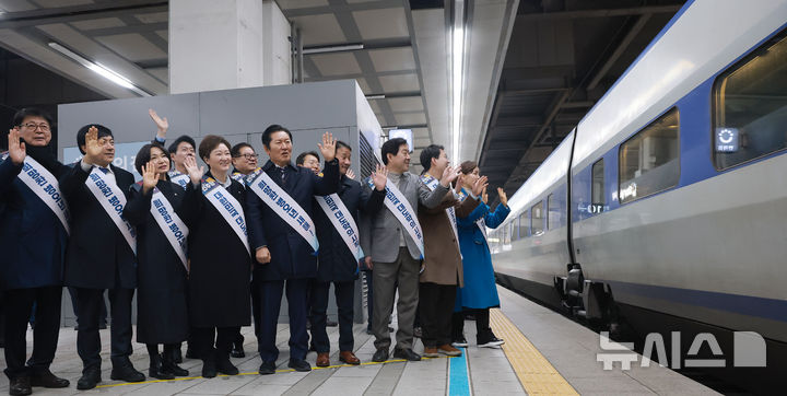 [서울=뉴시스] 김금보 기자= 정청래 더불어민주당 대표와 한병도 원내대표를 비롯한 지도부가 13일 서울 용산역에서 귀성 인사를 하고 있다.(공동취재) 2026.02.13. photo@newsis.com