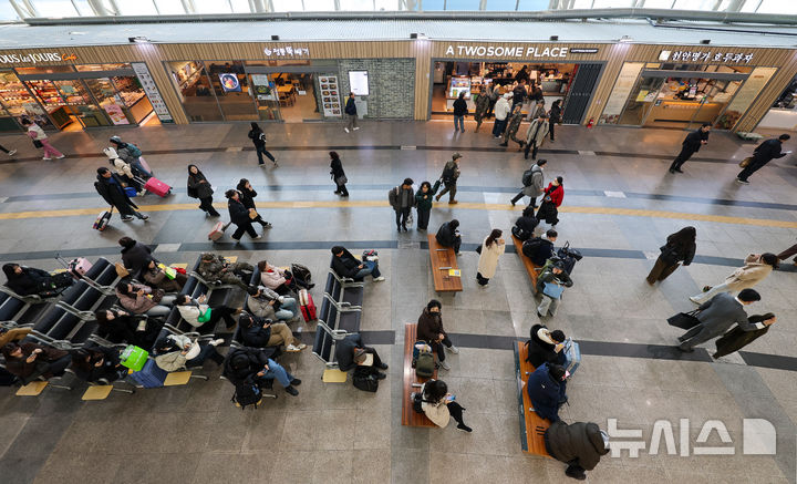 [대구=뉴시스] 이무열 기자 = 설 연휴를 하루 앞둔 13일 대구 동구 동대구역 대합실에서 귀성객들이 열차를 기다리고 있다. 2026.02.13. lmy@newsis.com