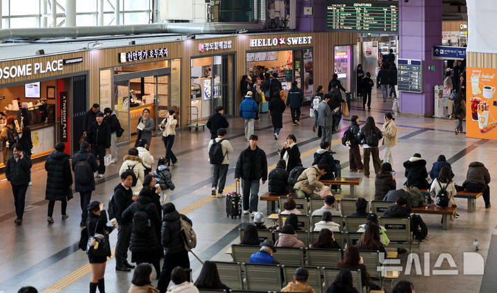 [대구=뉴시스] 이무열 기자 = 설 연휴를 하루 앞둔 13일 대구 동구 동대구역 대합실에서 귀성객들이 열차를 기다리고 있다. 2026.02.13. lmy@newsis.com