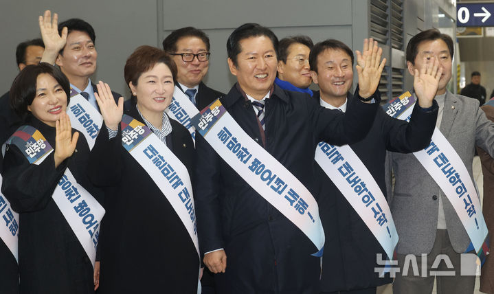 [서울=뉴시스] 김금보 기자= 정청래 더불어민주당 대표와 한병도 원내대표 등 최고위원들이 13일 서울 용산구 용산역에서 설 명절 귀성 인사를 하고 있다.(공동취재) 2026.02.13. photo@newsis.com