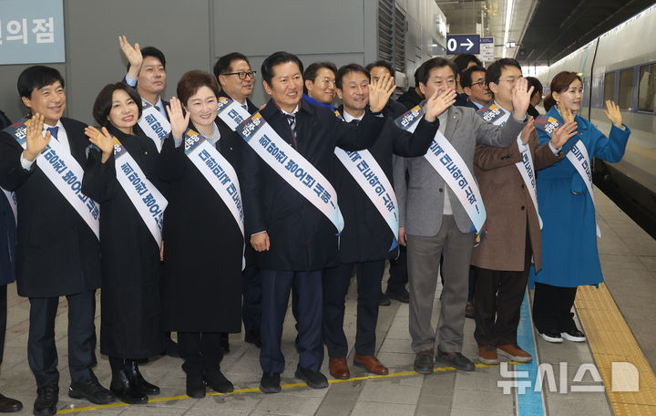 [서울=뉴시스] 김금보 기자= 정청래 더불어민주당 대표와 한병도 원내대표 등 최고위원들이 13일 서울 용산구 용산역에서 설 명절 귀성 인사를 하고 있다.(공동취재) 2026.02.13. photo@newsis.com