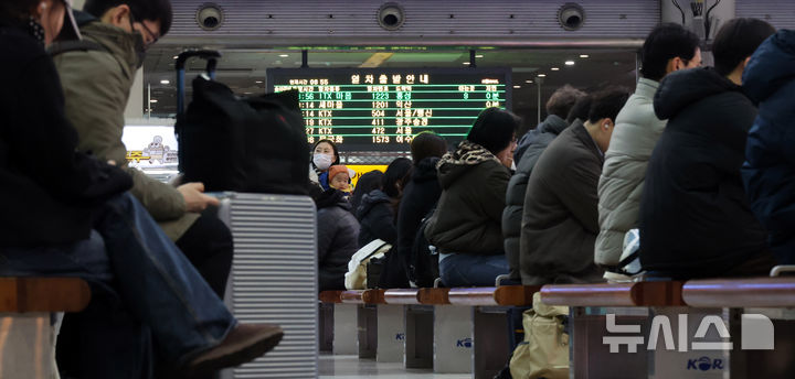 [서울=뉴시스] 김금보 기자 = 설 명절을 앞둔 13일 오전 서울 용산구 용산역에서 귀성객들이 열차를 기다리고 있다. 2026.02.13. kgb@newsis.com