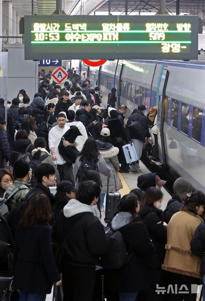 [서울=뉴시스] 김금보 기자 = 설 명절을 앞둔 13일 오전 서울 용산구 용산역에서 귀성객들이 열차에 오르고 있다. 2026.02.13. kgb@newsis.com
