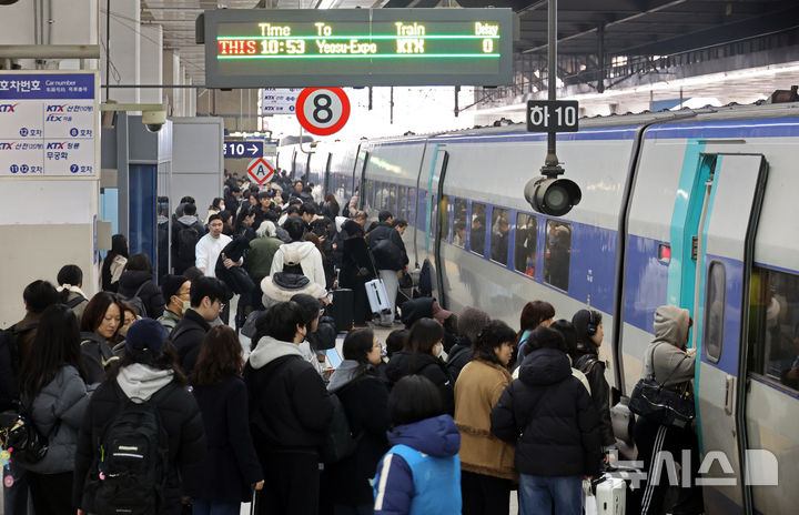 [서울=뉴시스] 김금보 기자 = 설 명절을 앞둔 지난 13일 오전 서울 용산구 용산역에서 귀성객들이 열차에 오르고 있다. 2026.02.13. kgb@newsis.com