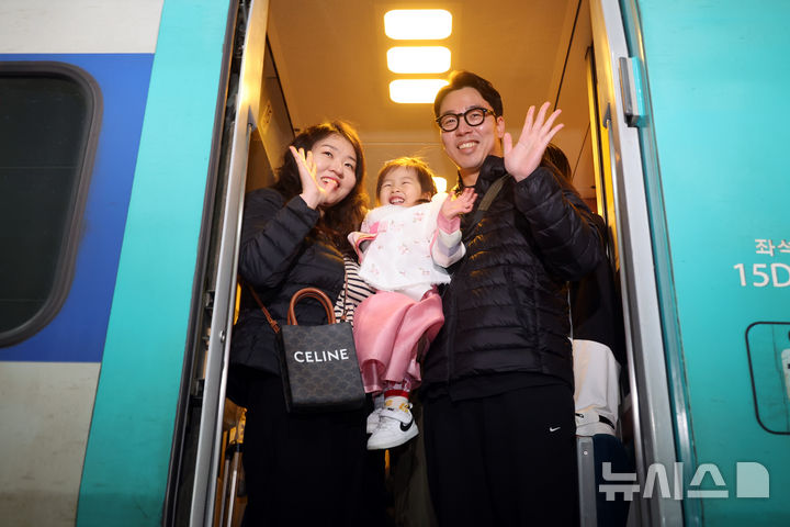 설 연휴 앞두고 민족 대이동 시작… 기차역·공항 '북적북적' [뉴시스Pic]