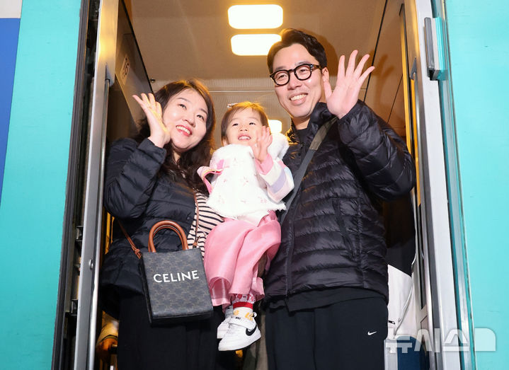 [서울=뉴시스] 김금보 기자 = 설 명절을 앞둔 13일 오전 서울 용산구 용산역에서 한 가족이 귀성 열차에 올라 손을 흔들어 인사하고 있다. 2026.02.13. kgb@newsis.com
